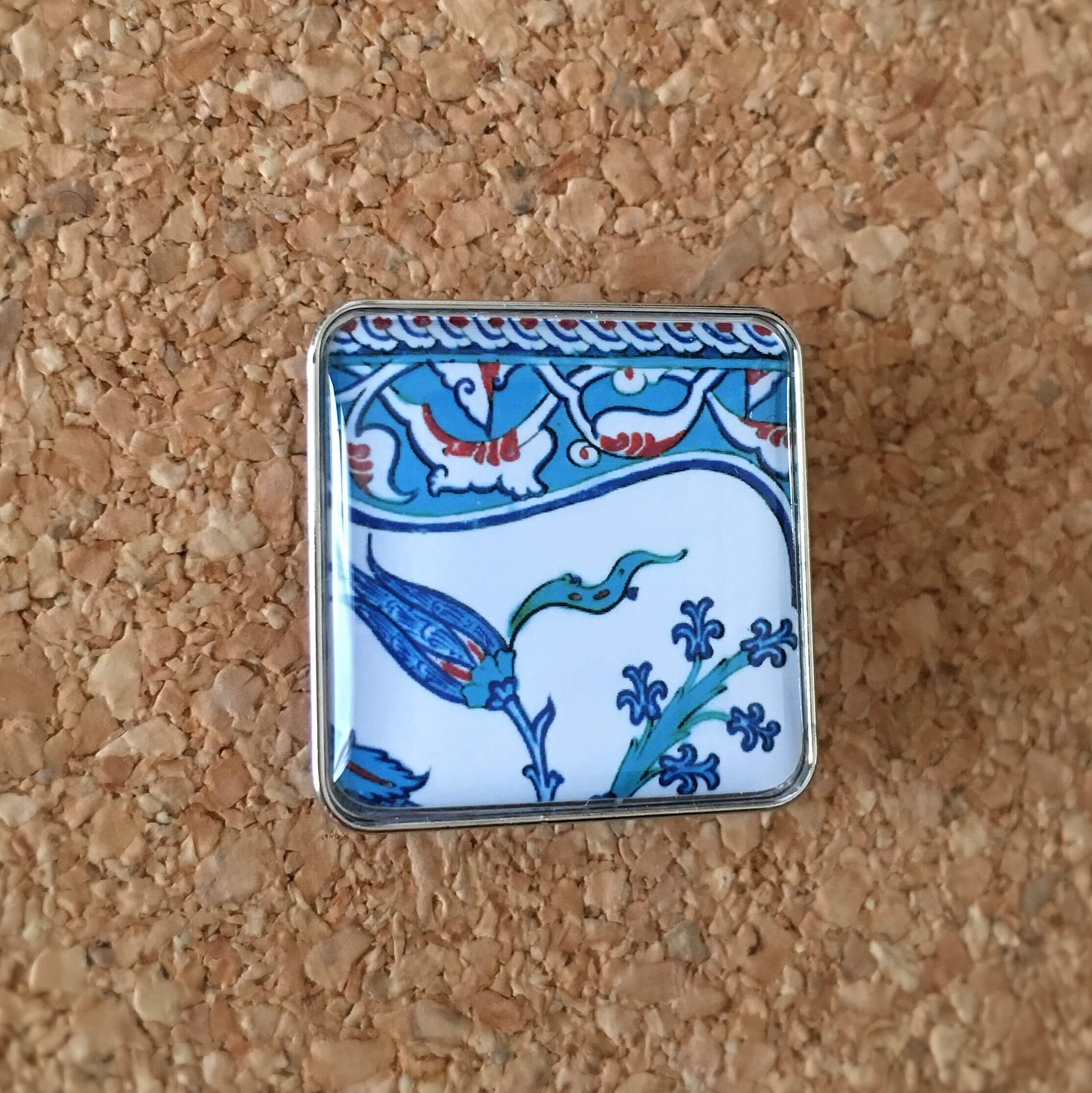 トルコ至宝展のピンバッジ